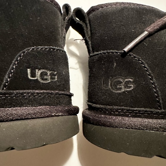 Children’s size 1 (US) Ugg’s - Picture 2 of 3